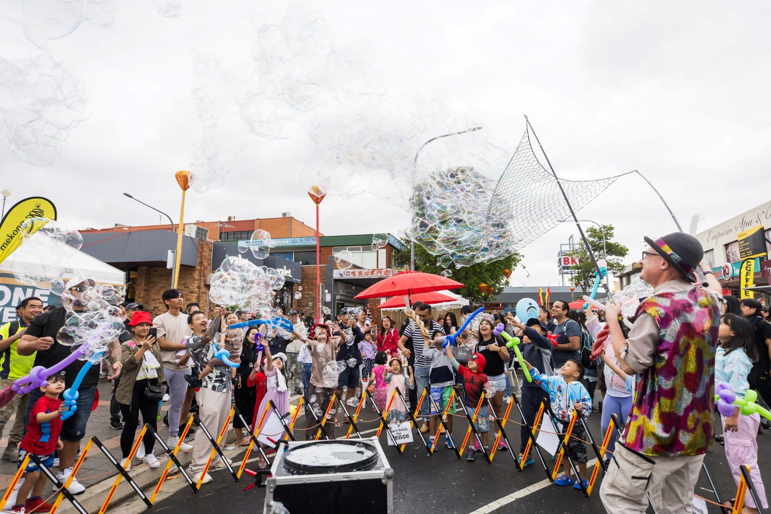 Making Soap bubbles with kids on the street